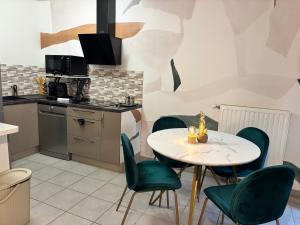 Køkken eller tekøkken på Emerald Chic - Terrace Fiber & Parking - 4 Guests + 41 billeder