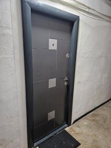 una porta sul lato di un edificio di BOMBA Apartman a Târgu Secuiesc