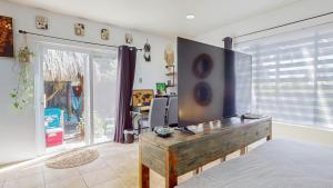 TV a/nebo společenská místnost v ubytování Lama y Solo Unique private room walking distance to the Beach