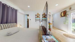 Postel nebo postele na pokoji v ubytování Lama y Solo Unique private room walking distance to the Beach + 55 fotografií