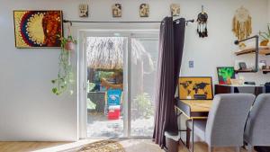 Posezení v ubytování Lama y Solo Unique private room walking distance to the Beach