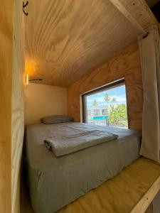 Posto letto in camera in legno con finestra. di Dos Palmas a El Sunzal Altre 39 foto