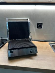 un ordinateur portable ouvert assis au-dessus d'un comptoir dans l'établissement Apartman MARIA 3, à Kutina 25 autres photos