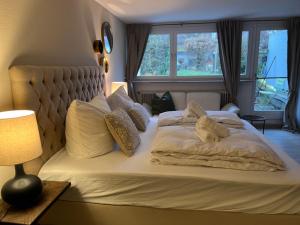 een slaapkamer met een wit bed met een raam bij See-Maisonette mit Wellness-Sauna in Öhningen