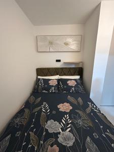 une chambre avec un lit avec un couvre-lit fleuri dans l'établissement Apartman MARIA 3, à Kutina