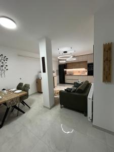 een woonkamer met een groene bank en een tafel bij Apartman MARIA 3 in Kutina