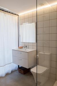 ein Badezimmer mit Toilette, Waschbecken und Dusche in der Unterkunft Cal Teixidor in Mediona