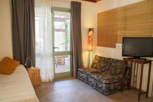 ein Wohnzimmer mit Sofa und Fernseher in der Unterkunft Cal Teixidor in Mediona