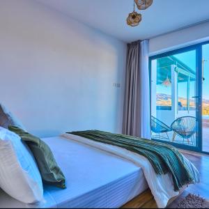 een slaapkamer met een bed met uitzicht op de oceaan bij Dar Charkaoui in Tetouan