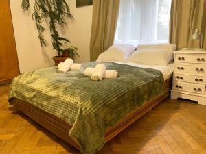 a bedroom with a bed with two towels on it at Uzdrowiskowe Retro by LibertaRent in Szczawno-Zdrój
