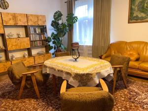 a living room with a table and chairs at Uzdrowiskowe Retro by LibertaRent in Szczawno-Zdrój