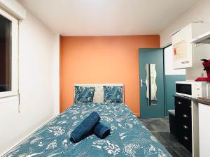 En eller flere senge i et værelse på Studio Proche Gare Et Commodités