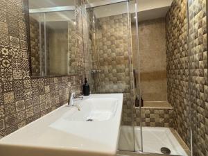 El Torreón 1870 في غرناطة: حمام مع حوض ودش