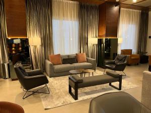 a living room with a couch and chairs at Best Western Plus Chihuahua Juventud in Chihuahua