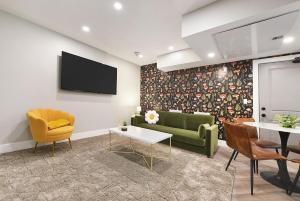 Et tv og/eller underholdning på HostWise Stays - King Beds, Park Free, Great Walk Score