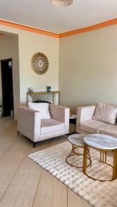 een woonkamer met twee banken en een tafel bij Pure Haven in Mbale