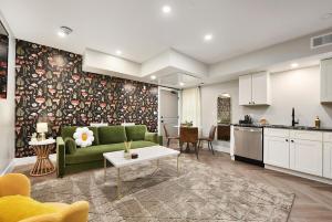 Køkken eller tekøkken på HostWise Stays - King Beds, Park Free, Great Walk Score