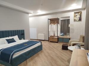 Giường trong phòng chung tại DADIANI Inn +58 ảnh