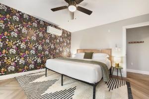 En eller flere senge i et værelse på HostWise Stays - King Beds, Park Free, Great Walk Score