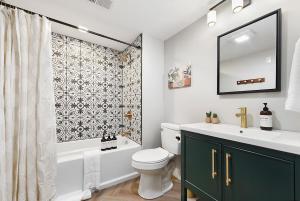 Et badeværelse på HostWise Stays - King Beds, Park Free, Great Walk Score