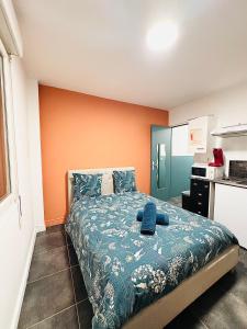 En eller flere senge i et værelse på Studio Proche Gare Et Commodités