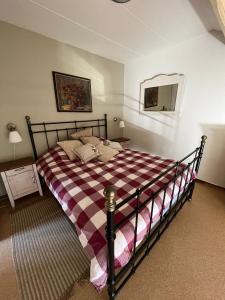 ein Schlafzimmer mit einem großen Bett mit einer karierten Decke in der Unterkunft Holiday home Elena in Slenaken + 30 Fotos