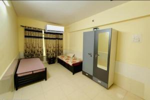 a room with a bedroom with a bed and a mirror at Family Home 2BHK Apartment Thane West in Thane