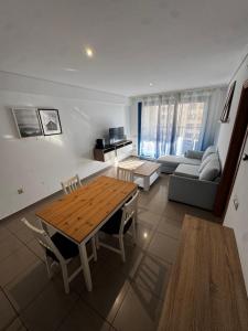 ein Wohnzimmer mit einem Holztisch und einer Couch in der Unterkunft Especial Apartamento Valencia in Valencia