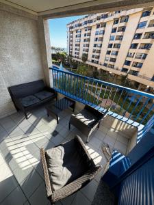 einen Balkon mit Stühlen und eine Couch auf einem Gebäude in der Unterkunft Especial Apartamento Valencia in Valencia