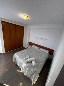 ein Schlafzimmer mit einem Bett, auf dem zwei Handtücher liegen in der Unterkunft Especial Apartamento Valencia in Valencia