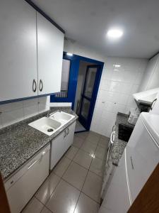 eine kleine Küche mit einem Waschbecken und weißen Schränken in der Unterkunft Especial Apartamento Valencia in Valencia + 7 Fotos