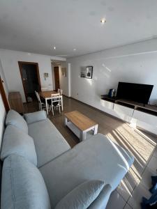 ein Wohnzimmer mit Sofa und Tisch in der Unterkunft Especial Apartamento Valencia in Valencia