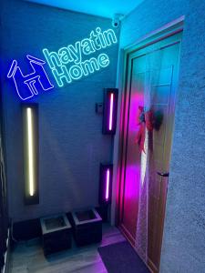 Neben einer Tür befindet sich ein Schild mit der Aufschrift „Ferienhaus“. in der Unterkunft Qulity Hayati Alexandroupolis in Alexandroupoli