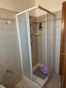 een douchecabine met een paars toilet in een badkamer bij LYLLY'S Apartment in Santa Maria +7 foto's