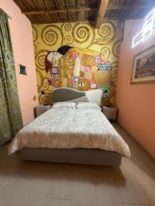 L'Abbraccio في تيفولي: غرفة نوم مع سرير وجدار ملون
