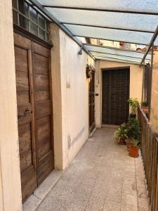 L'Abbraccio في تيفولي: زقاق خالٍ به بابان ومبنى