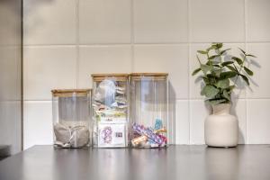 Twee glazen bakjes staan op een tafel naast een vaas. bij Appartement 39m2 - Free Parking - Rer C - Métro 13-14 - Ascenseur - Easy Check in - in Asnières-sur-Seine