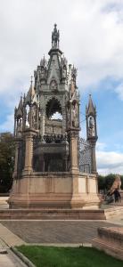 ein großes Denkmal inmitten eines Parks in der Unterkunft Quarto lux Centro Geneve 5 estrela in Arni Alp