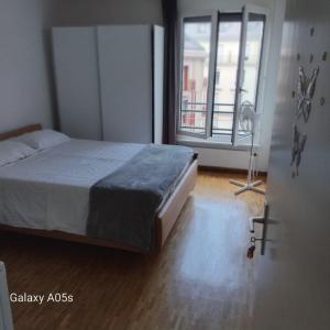 ein Schlafzimmer mit einem Bett und einem großen Fenster in der Unterkunft Quarto lux Centro Geneve 5 estrela in Arni Alp