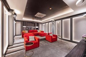 Khu vực ghế ngồi tại Evora 1BR Suite — The Title Legendary BangTao