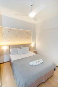 a bedroom with a large bed with two white towels on it at Hotel & Restaurante Paraíso Ponte Nova - Ponte Nova - MG in Ponte Nova