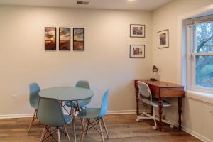 Billede fra billedgalleriet på Bright, Spacious Home with Private Deck i Potomac