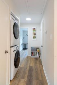 Billede fra billedgalleriet på Bright, Spacious Home with Private Deck i Potomac