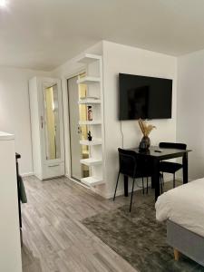 En eller flere senge i et værelse på Aurora Stay - Cozy studio apartment