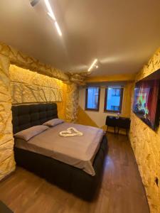 En eller flere senge i et værelse på Aber Apartmani Kopaonik