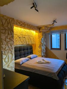 En eller flere senge i et værelse på Aber Apartmani Kopaonik