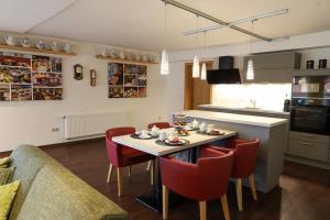 a kitchen and living room with a table and chairs at Ferienwohnung Zum Alten Cafè in Neustadt