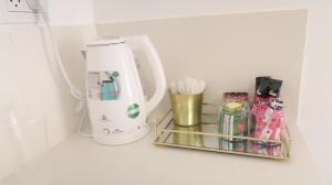 una macchinetta del caffè seduta su un bancone accanto a uno scaffale di הצימר של תמר - אורחן מתאים לדתיים a Safed