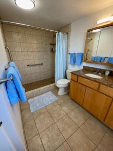 un bagno con doccia, WC e lavandino di Maalaea Oceanfront Condo a Wailuku