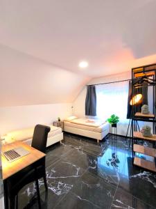 Giường trong phòng chung tại Schwert City Loft S72 free Parking & WIFI